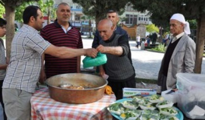 35 yıllık çiğ köfte ustasının Ramazan mesaisi