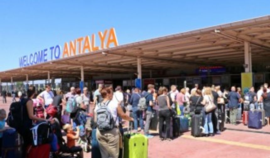 Antalya Havalimanı’nda ’Thomas Cook’ kuyruğu