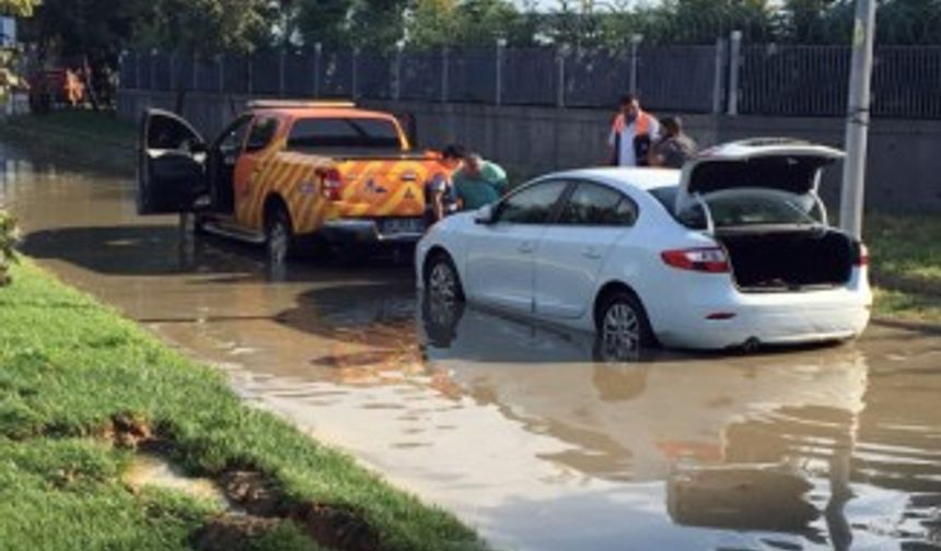 Ataköy’de alt geçidi su bastı , bir araç mahsur kaldı