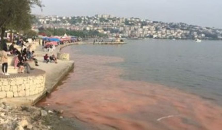 Büyükçekmece’de deniz turuncuya döndü