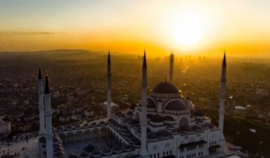 Çamlıca Camii görüntüsüyle İstanbul’u süslüyor