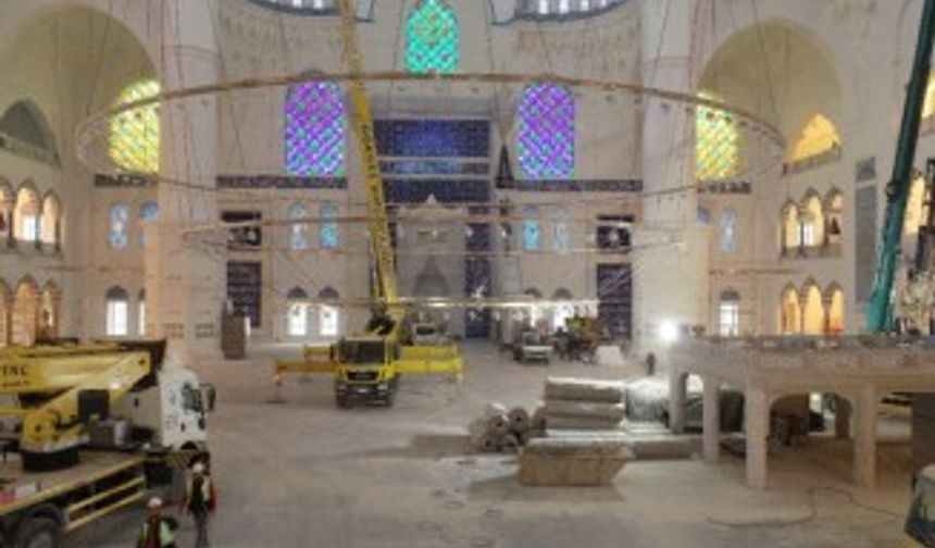 Çamlıca Camii’nin devasa avizesi yerleştirildi