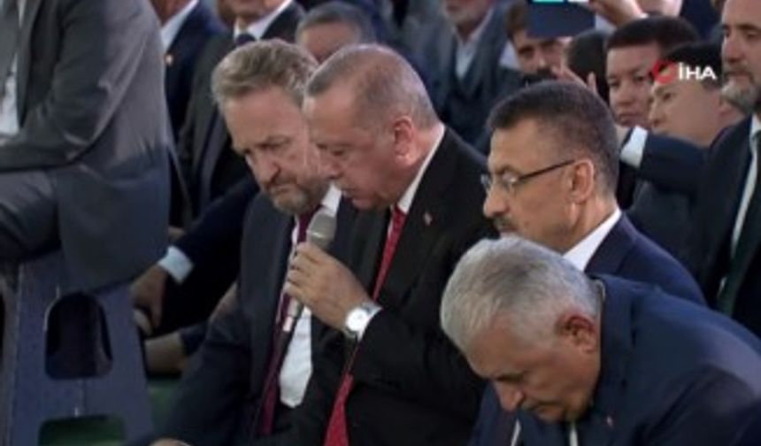 Cumhurbaşkanı Erdoğan, şehitler için Kur’an-ı Kerim okudu