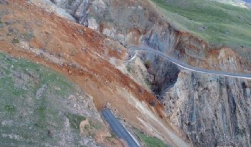 Depremle gelen heyelan ilçeye bağlantı yolunu kapattı