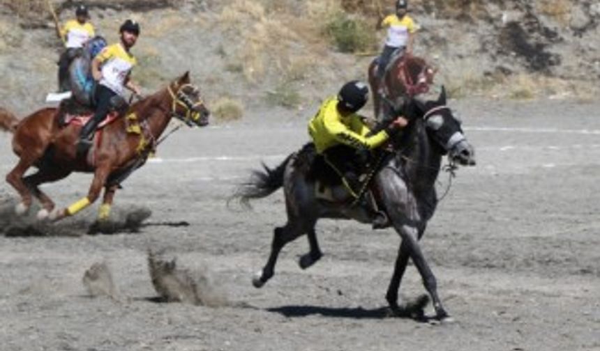 Erzincan’daki atlı cirit müsabakaları nefes kesti