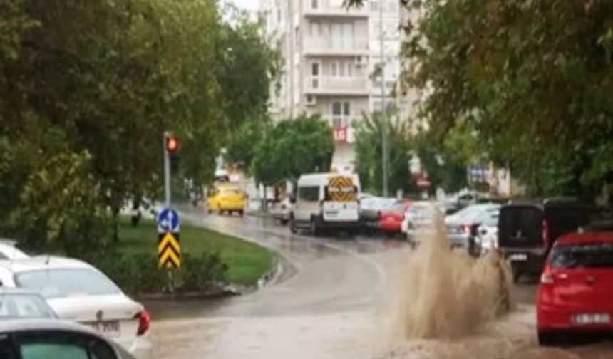 Fırtınanın teğet geçtiği İzmir’de sağanak yağış