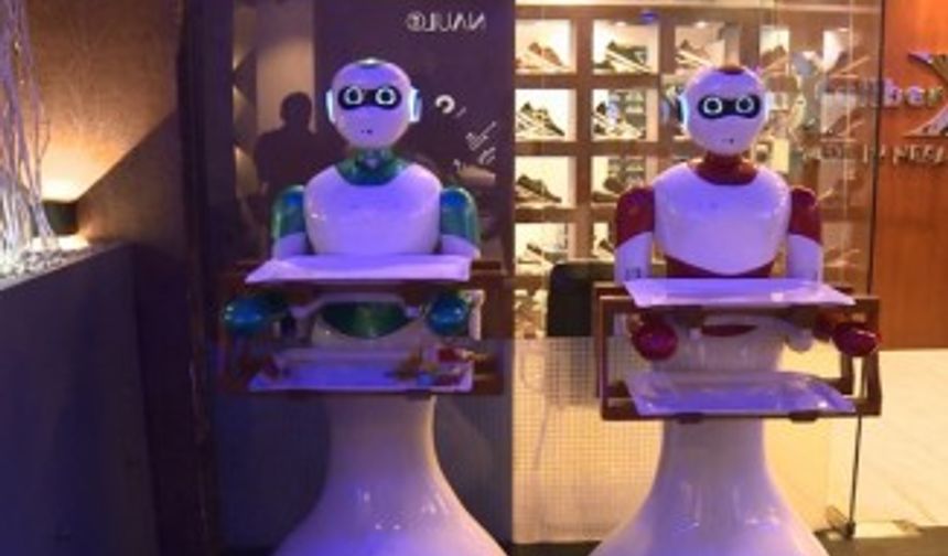 Garsonların yerini robotlar aldı