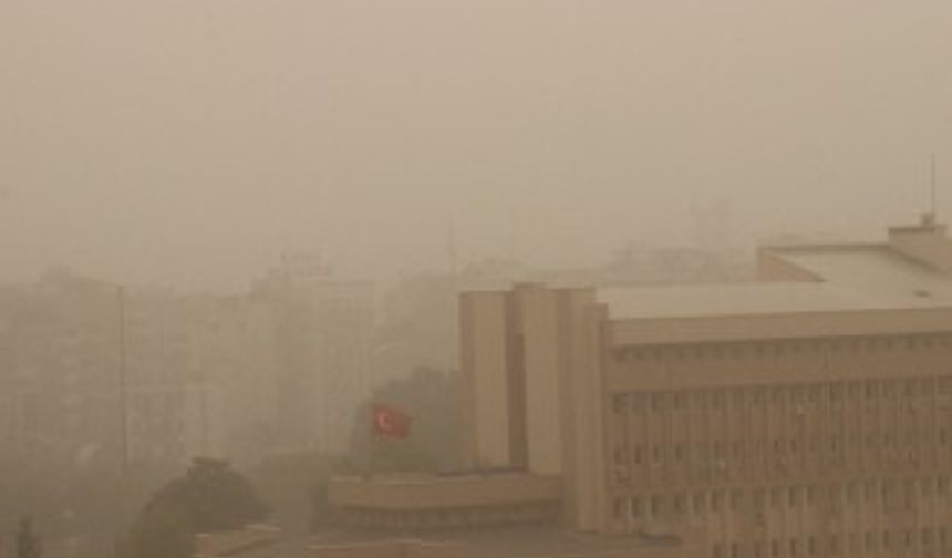 Gaziantep’te toz nedeniyle göz gözü görmüyor