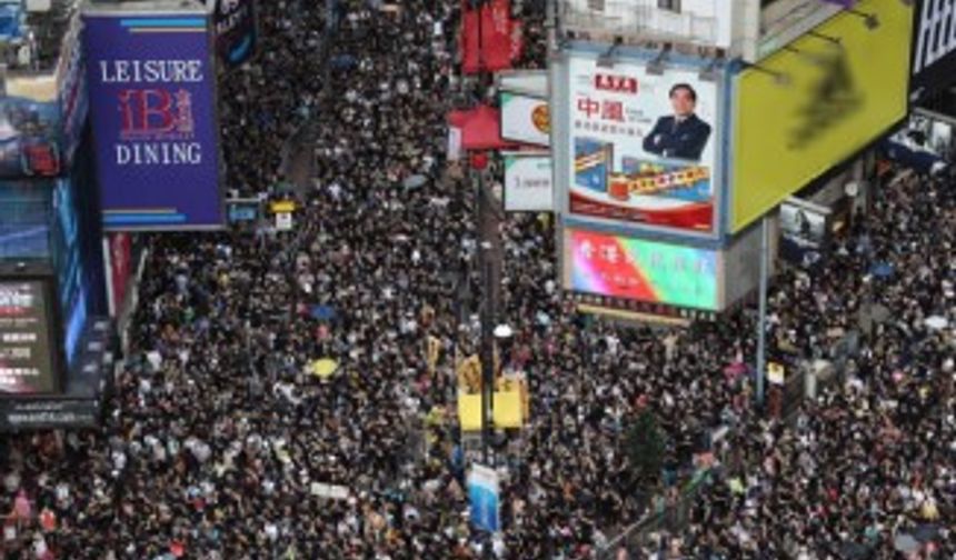 Hong Kong’da binlerce kişi yeniden sokaklarda