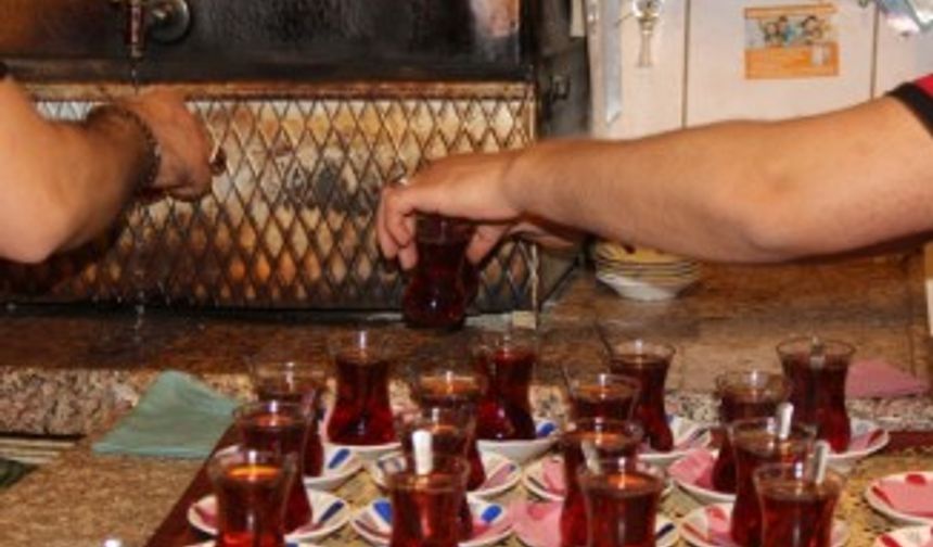 İftar ile sahur arasında közde çay keyfi