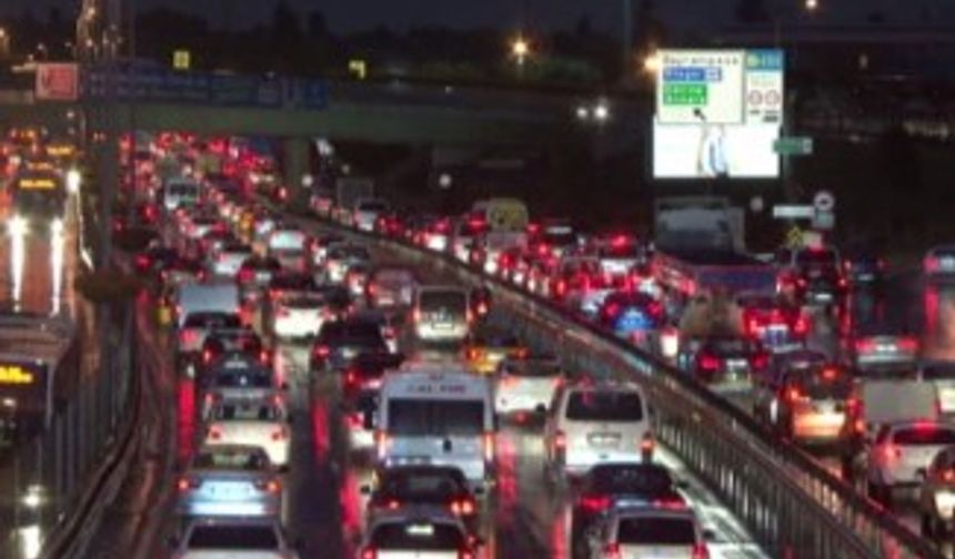 İstanbul’da trafik yoğunluğu yağmurla birlikte arttı