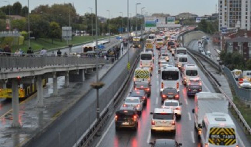 İstanbul’da yağmur trafiği felç etti