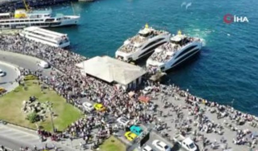 İstanbullular Eminönü İskelesi’ne akın etti, yoğunluk havadan görüntülendi