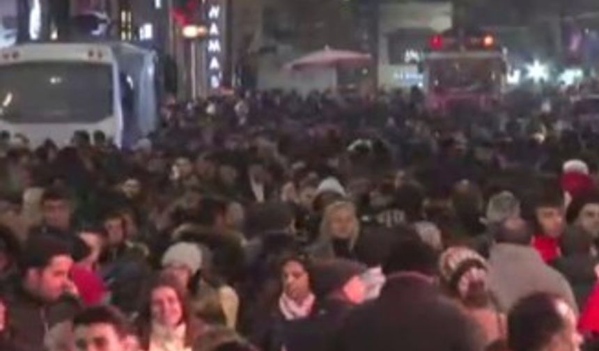 İstiklal Caddesi’nde insan seli