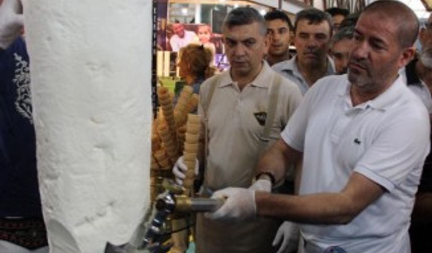 İzmir’de 20 dakikada 250 kilo dondurma tükendi