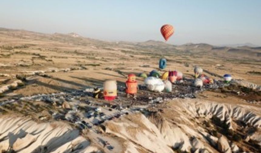 Kapadokya balon festivalini 100 bin turist takip etti
