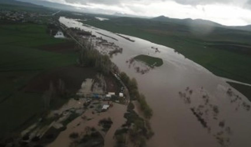 Karasu Nehri taştı, tarım arazileri sular altında kaldı