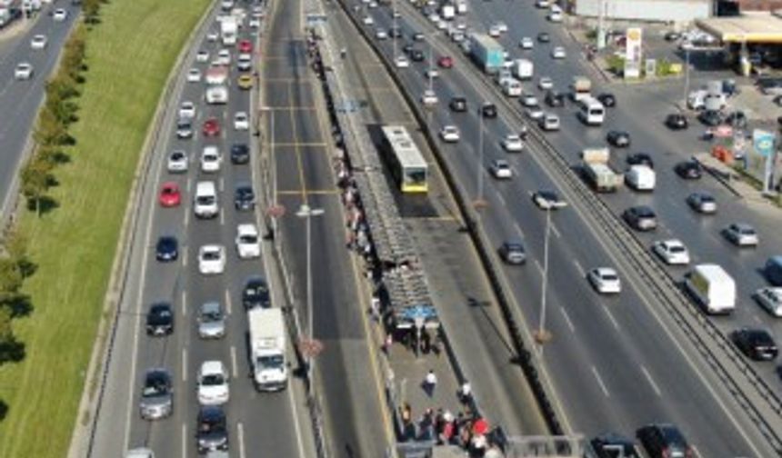 Metrobüste depremin ardından yoğunluk oluştu