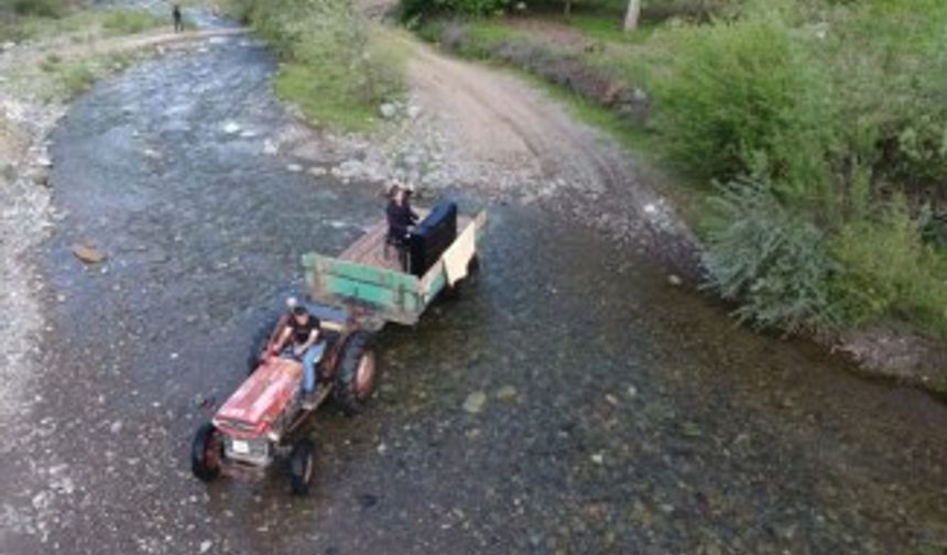 Ödüllü piyanistten traktör römorkunda piyano resitali