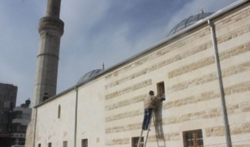 Roketlerin hedefi olan cami ibadete açılıyor