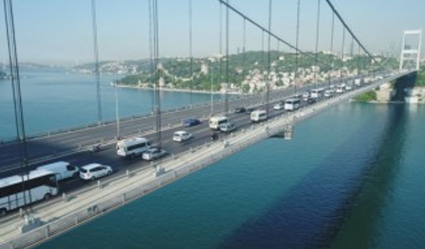 Sabah saatlerinde köprüde oluşan trafik yoğunluğu havadan görüntülendi