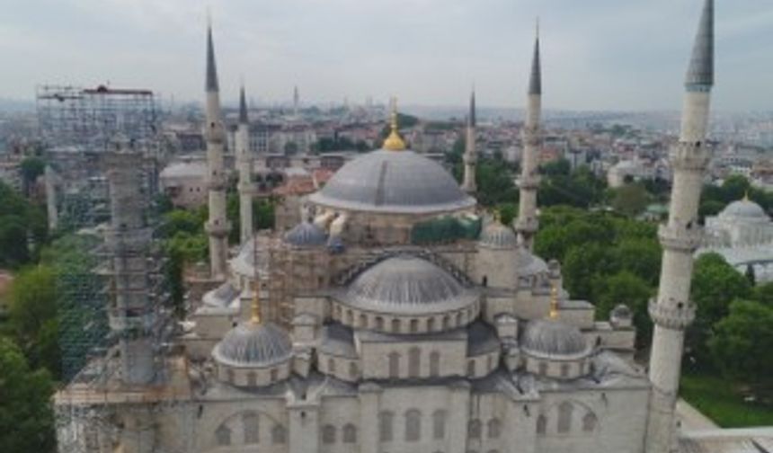 Sultanahmet Camii’nde camlar kırılarak restorasyon iskelesi kuruldu