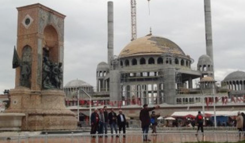 Taksim Camii’nin alemi yerleştirildi