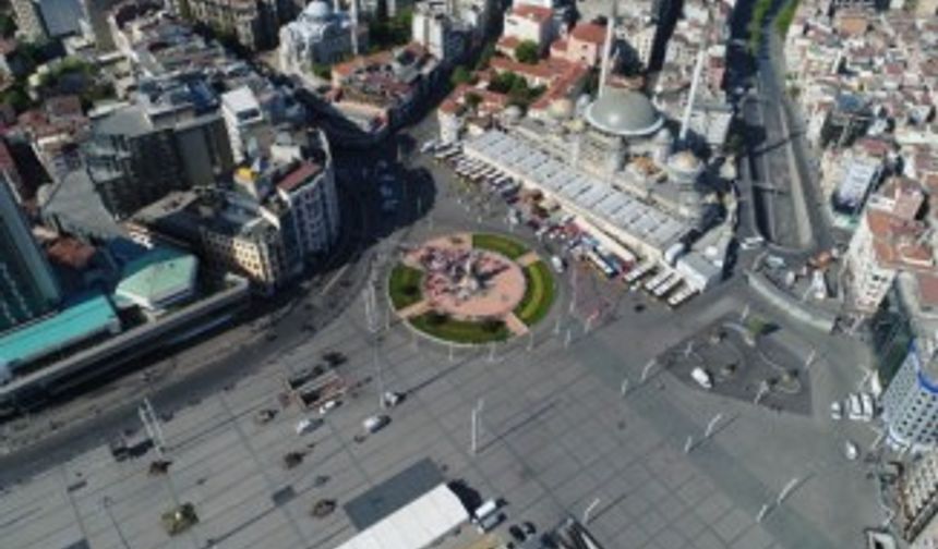 Taksim Meydanı’na çelenk bırakılması havadan görüntülendi