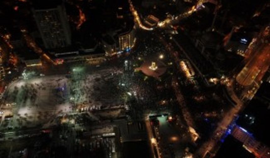 Taksim’de vatandaşlar yeni yıla böyle girdi