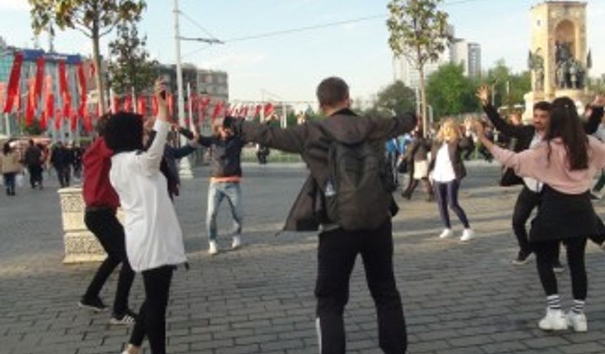 Taksim’de zeybek oynayan öğrencilere yoğun ilgi