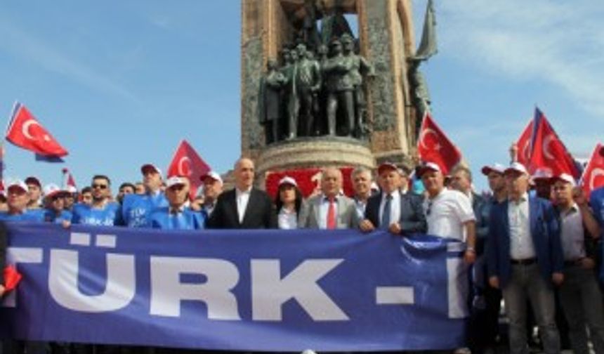 Türk-İş üyeleri Taksim Cumhuriyet Anıtı’na çelenk bıraktı