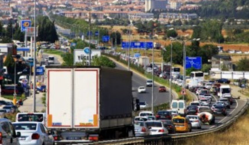 Uzatma tatilciler trafiği kilitledi