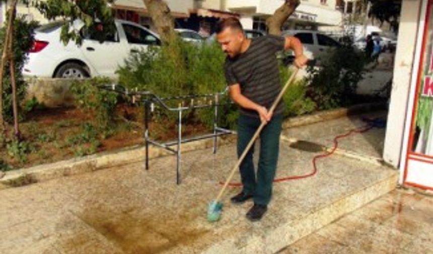 Vatandaşlar toz bulutunun bıraktığı izleri silmeye çalışıyor