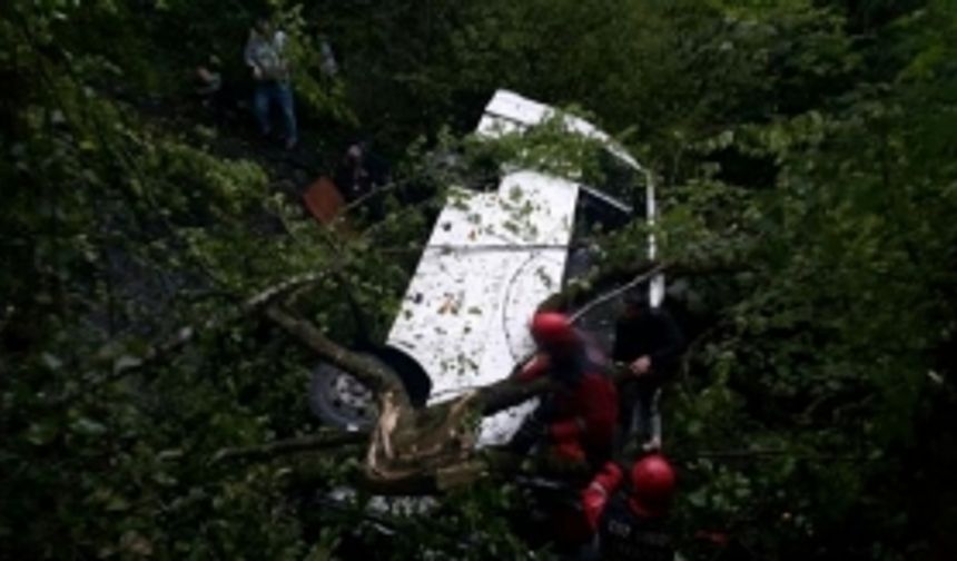 Zonguldak'ta yolcu minibüsü şarampole yuvarlandı