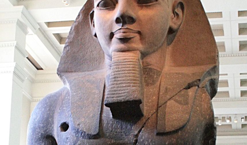 2. Ramses'in heykeli az kalsın çalınıyordu