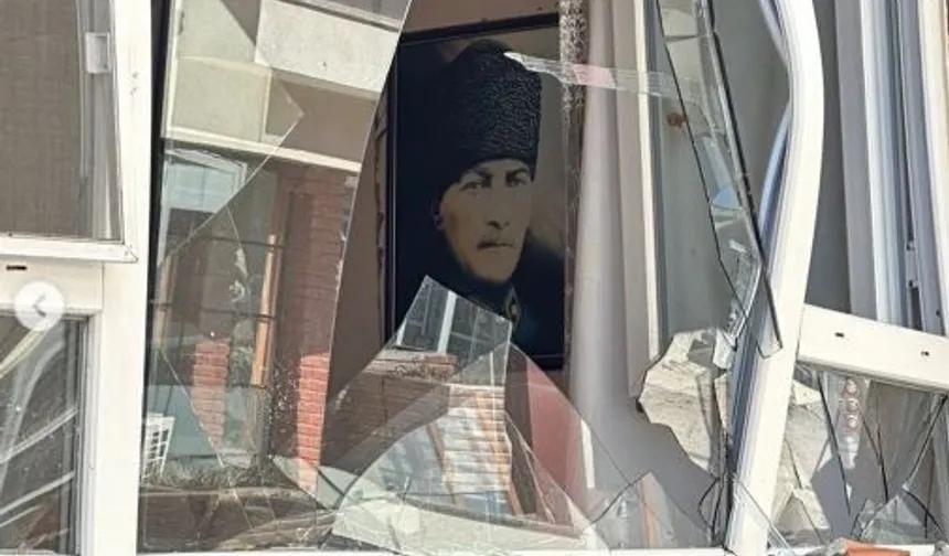 Yıkılan binaların duvarlarındaki Atatürk fotoğrafları duygulandırdı