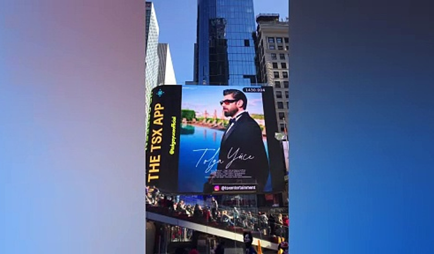 Oyuncu Tolga Yüce, New York Times Meydanı'nda yer aldı