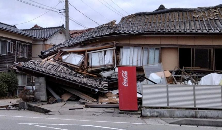Japonya'daki deprem anı kamerada!