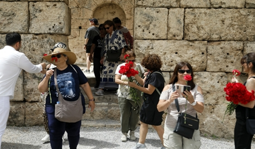 Turistler Kırmızı Karanfillerle Karşılandı
