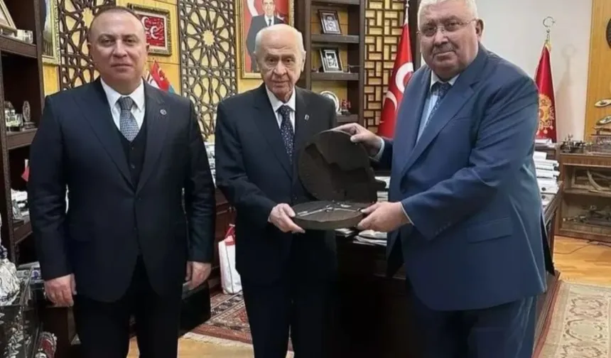 MHP’li Yönter’den Devlet Bahçeli ile silahlı poz!