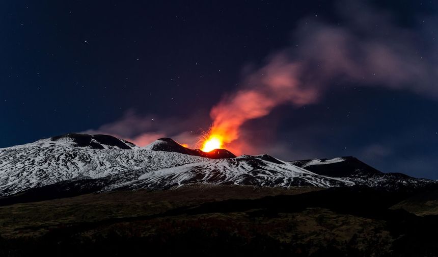 Etna Yanardağı'ndan Lav Akışı: Doğa Olayı Başladı