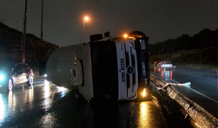 Başakşehir'de Beton Mikseri Devrildi, Otomobil Çarpması Sonucu Kazada Yaralılar Var