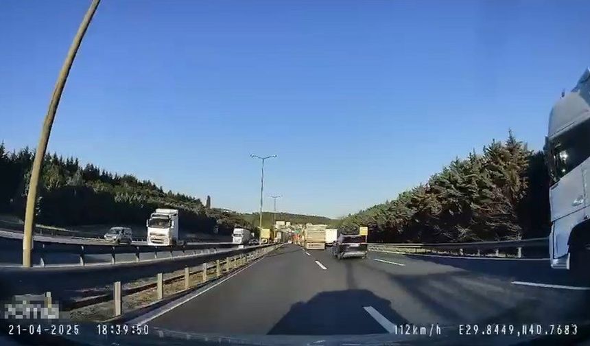 İzmit TEM Otoyolu'nda Zincirleme Kaza Kameralara Yansıdı, 2 Şerit Ulaşıma Kapandı