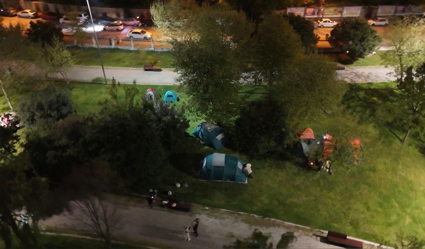 İstanbul'da Deprem Sonrası Güvenlik Endişesiyle Çadırlara Sığınanlar