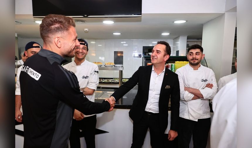 Başkan Serdal Adalı, Futbol Takımıyla Bir Araya Geldi