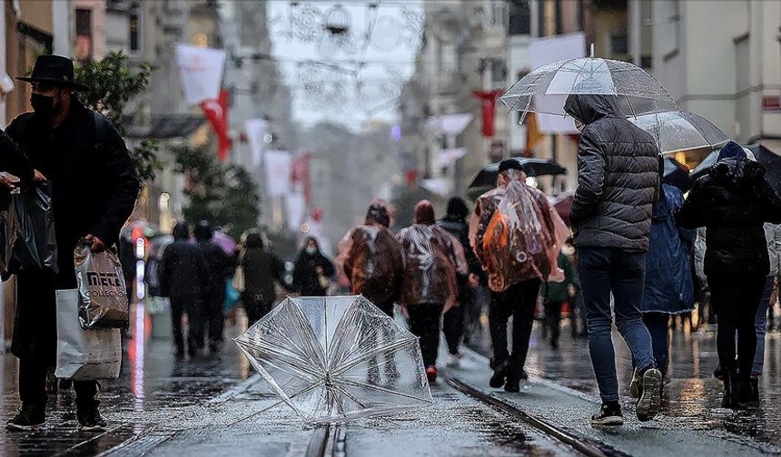 Meteoroloji ve AKOM saat vererek acil uyarı yaptı! İstanbul fırtınaya teslim oluyor