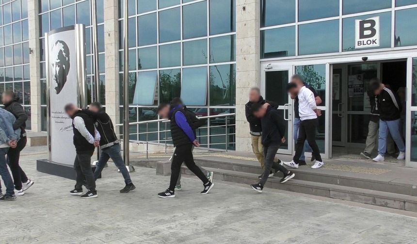 Uşak'ta Düzenlenen Operasyonda 11 Kişi Uyuşturucu Suçundan Tutuklandı