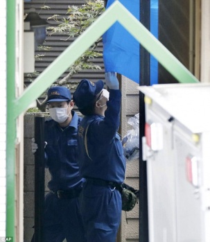 Japonya&#039;nın başkenti Tokyo&#039;da polis ekipleri, bir evde 8&#039;i kadın 9 kişinin cesedini başları kesilmiş halde buldu. Evde yaşayan 27 yaşındaki zanlı gözaltına alındı.