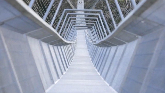 Portekiz&#039;de 516 metre uzunluğunda ve 175 metre yüksekliğindeki dünyanın en uzun asma yaya köprüsü açıldı.