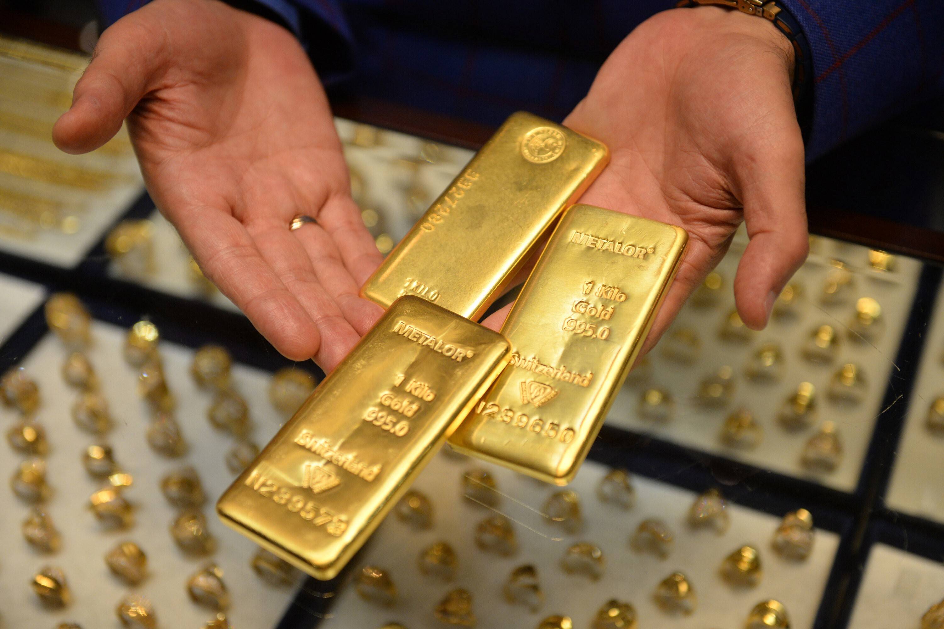 Dünya Altın Konseyi'nin yayınladığı rapora göre, Türkiye'nin 431,1 ton olarak altın rezervi bulunuyor. Türkiye bu rakam ile birlikte bir çok ülkeyi geride bırakmayı başardı.
Sabah Gazetesi'nde yer alan habere göre; WGC verilerince en büyük altın rezervine sahip 40 ülke şöyle sıralandı;
